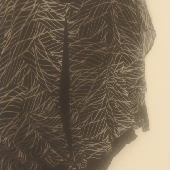 Black and white ALYX blouse open slit in front and back of blouse. - Picture 2 of 8